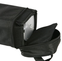 Rollup zabezpieczony jest do transportu w wygodnym, usztywnionym pokrowcu czarnego koloru