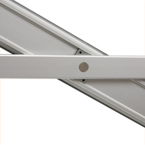 Jedna (dla modelu 85x200 cm i 100x200 cm) lub dwie (dla modelu 120x200 cm i 150x200 cm) z grubego, pełnego aluminium stopki chowane pod spodem kasety